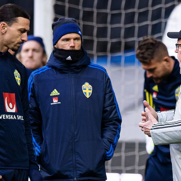 Zlatan Ibrahimovic och Marcus Berg lyssnar till förbundskapten Janne Andersson.
