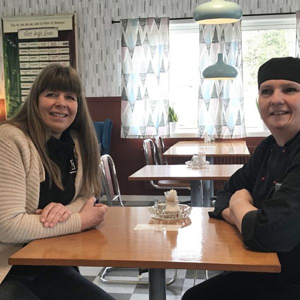 Mette Adolfsson och Britt Klingberg sitter vid ett bord på ett 50-talscafé i Häradsbäck.