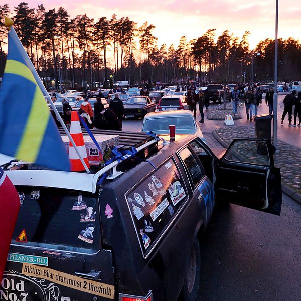 Polisen gör uppskattningen att omkring 600 fordon var på plats under den spontana bilträffen under lördagen, som främst ägde rum vid arenaområdet i Lidköping.