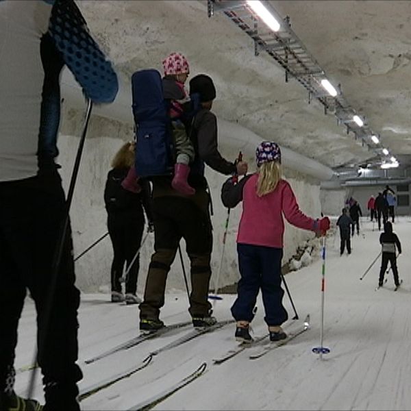 Flera personer åker skidor i skidtunneln i Gällö.