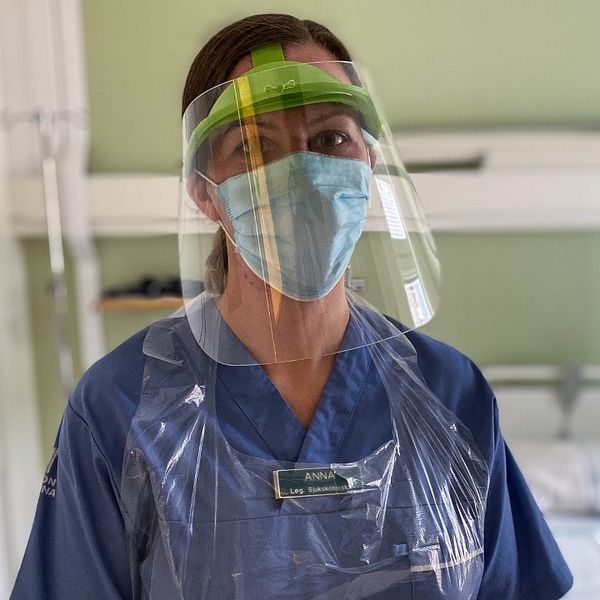 Bild på Anna Hedman sjuksköterska på infektionsavdelning 54 vid Falu lasarett med coronaskyddsutrustning.