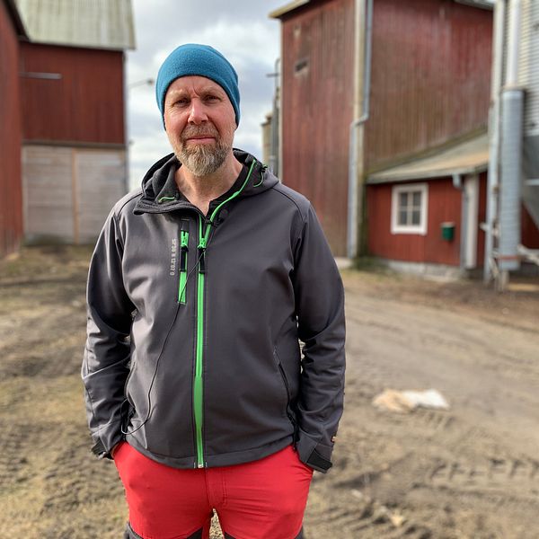 Äggproducenten Johan Rudolphi står på sin gård i Delsbo.