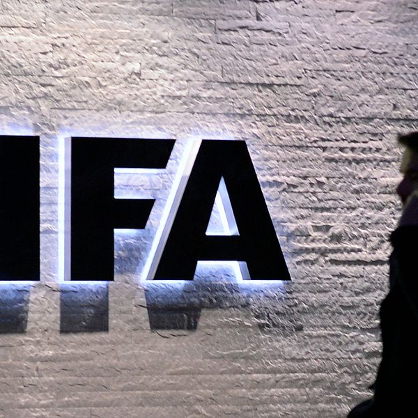 Internationella fotbollsförbundet (Fifa) stänger av två förbund.