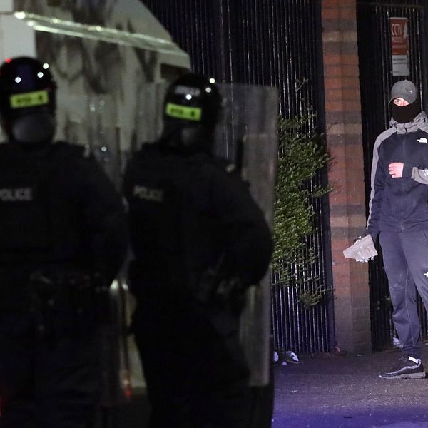 Polis och demonstrant i konfrontation i Belfast under fredagen.