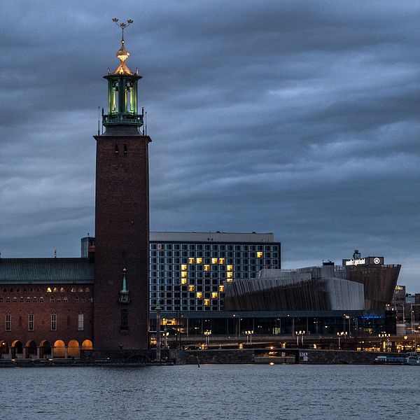 Hotellen i Stockholm är mer utsatta för pandemin än de i övriga landet. Här ett hotell i centrala Stockholm som har format ett hjärta genom att tända upp outhyrda rum. Arkivbild.