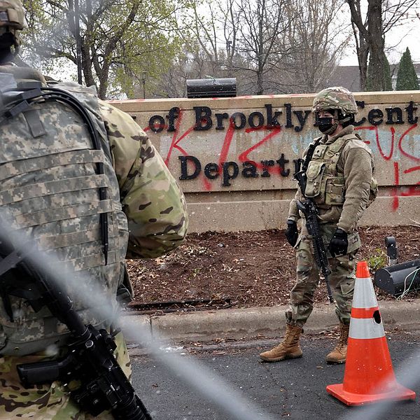 På bild soldater ur USA:s nationalgarde på plats vid polistationen i Minneapolisförorten Brooklyn Center.