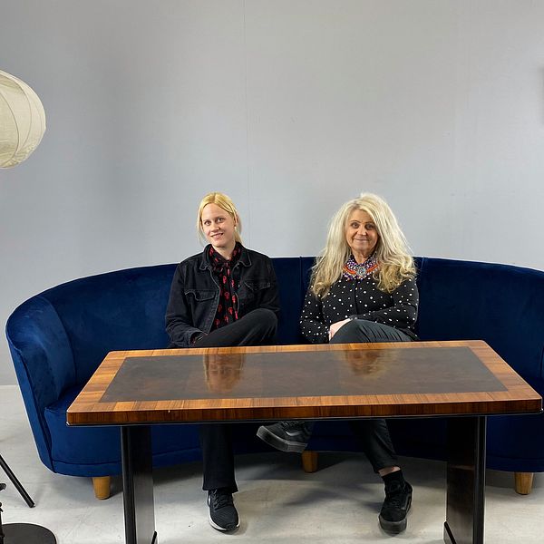 Kristin Persson och Pia Forslöf-Nilsson äger nätauktionsföretaget Hälsinglands auktionsverk. de sitter i en soffa som snart ska säljas.