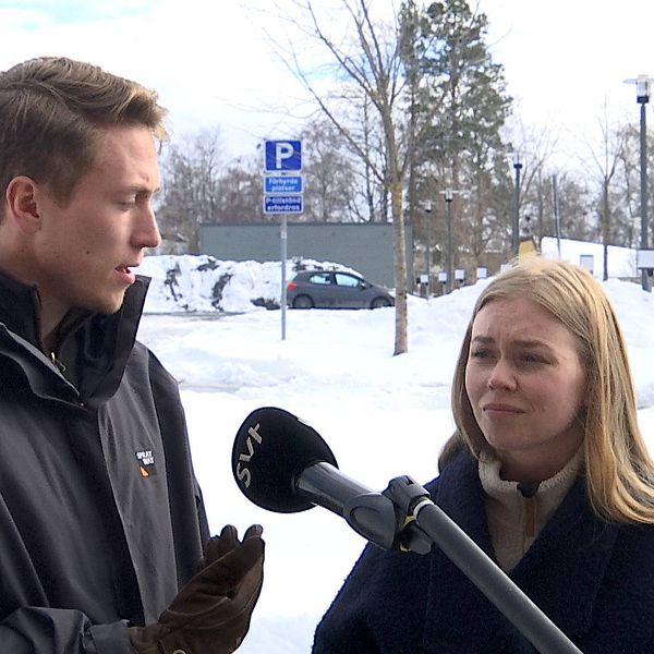 en ung man och kvinna som intervjuas utomhus i Östersund, snö på marken