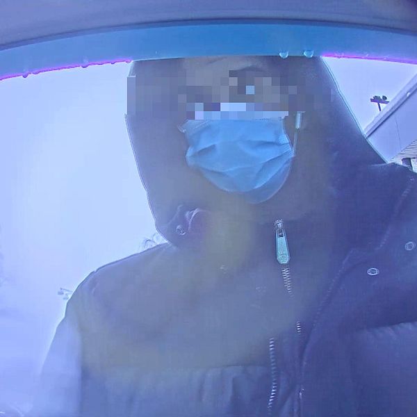 bild från övervakningskamera i bankomat – man ser en person med munskydd