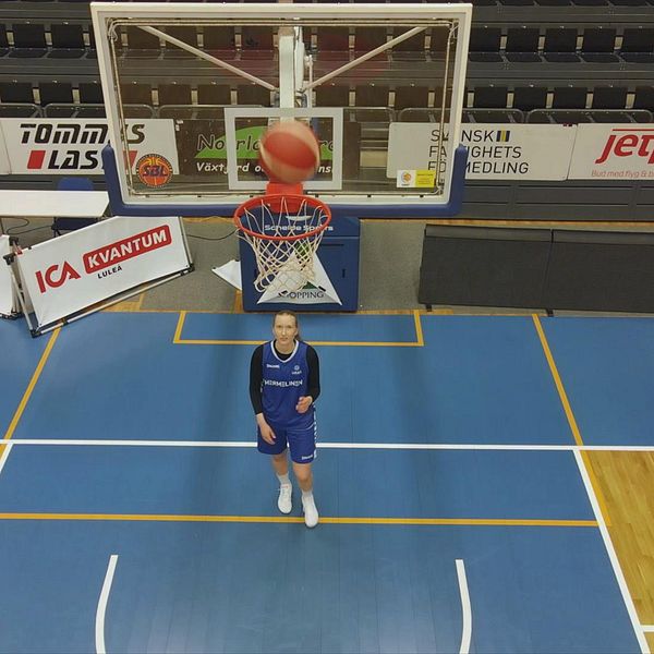 Matilda Ekh under basketkorgen