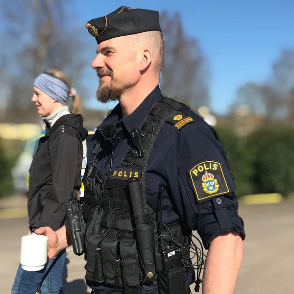 Kommunpolisen Anders Buene promenerar med privatperson som är intresserad av att bli polis.