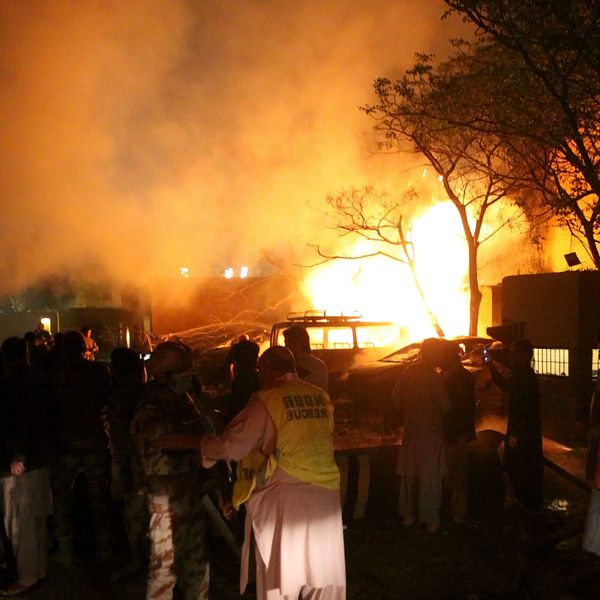 En brand bröt ut på platsen för explosionen i Quetta i Pakistan.