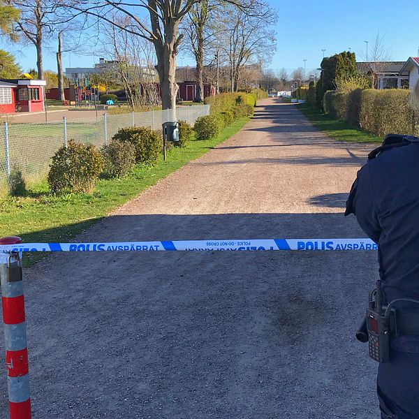 polis vid avspärrning i koloniområde