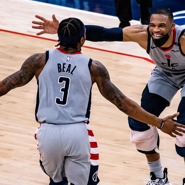 Washingtons Russell Westbrook, höger, jublar tillsammans med lagkamraten Bradley Beal.