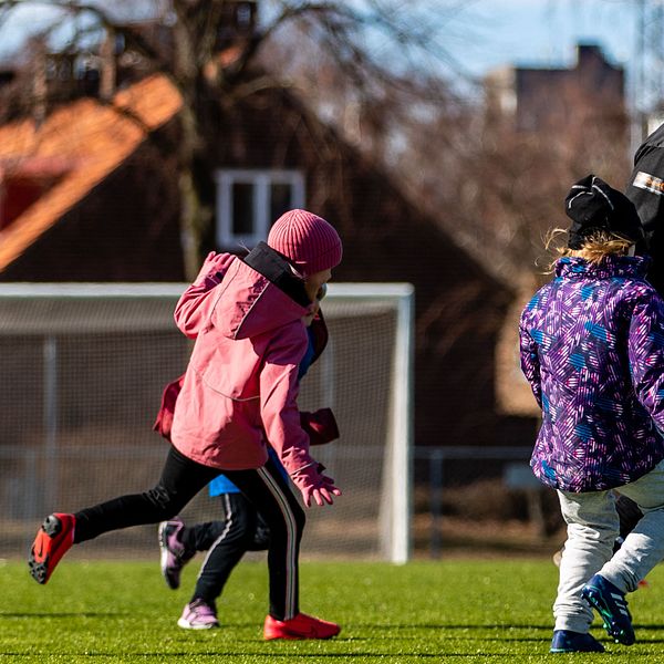 Från och med i onsdags är det åter tillåtet för barn och unga födda 2002 eller senare att spela matcher utomhus. Men i Kalmar avråder man fortsatt från det.