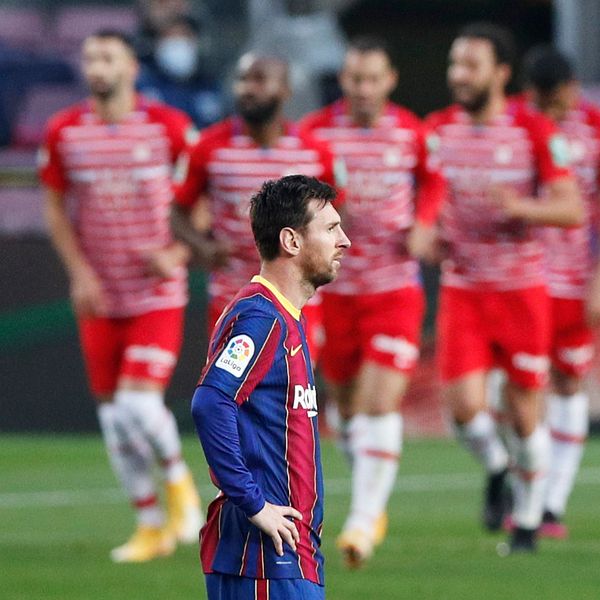 Granada skrällde och besegrade Barcelona med 2-1.