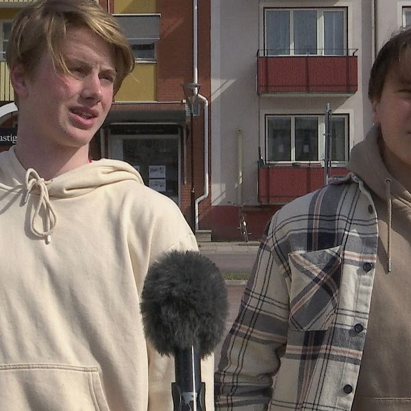 två tonårskilla intervjuas utomhus i Mora