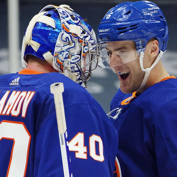 Islanders Semyon Varlamov och Ryan Pulock firar 3-0-segern.