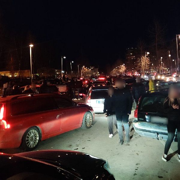 myller av ungdomar och bilar nattetid i Piteå