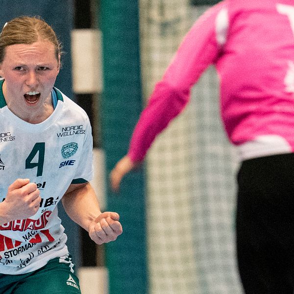 Skurus Alexandra Bjärrenholt jublar efter ett mål mot Skara