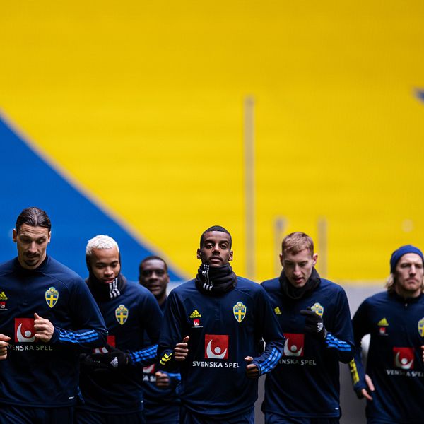 Sverige inleder EM-slutspelet mot Spanien i Sevilla.