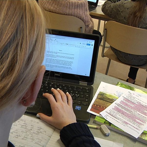 Elev i skolan jobbar med sin laptop