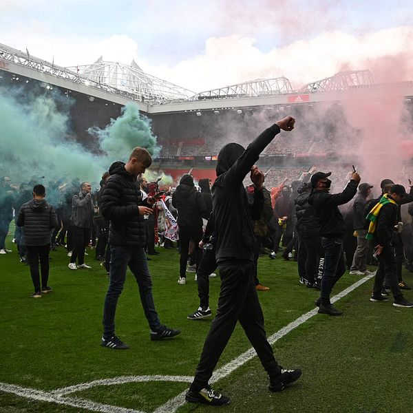 Manchester Uniteds supportrar protesterar inne i Old Trafford