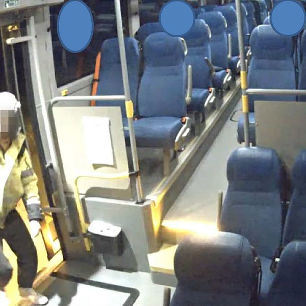 Den åtalade kliver på en buss några timmar efter mordet.