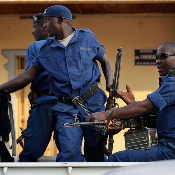 Burundisk polis vid platsen där en granat kastades.