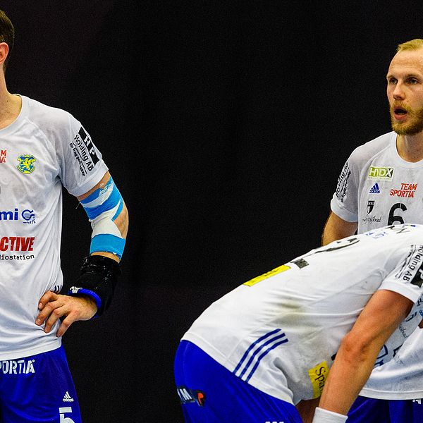Ystads IFs Kim Andersson och Jakob Nygren deppar efter kvartsfinal fyra i SM-slutspelet i april.