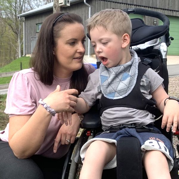 Victoria von Uckermann och hennes sexårige son Konrad, som har flera diagnoser och behöver daglig assistans.