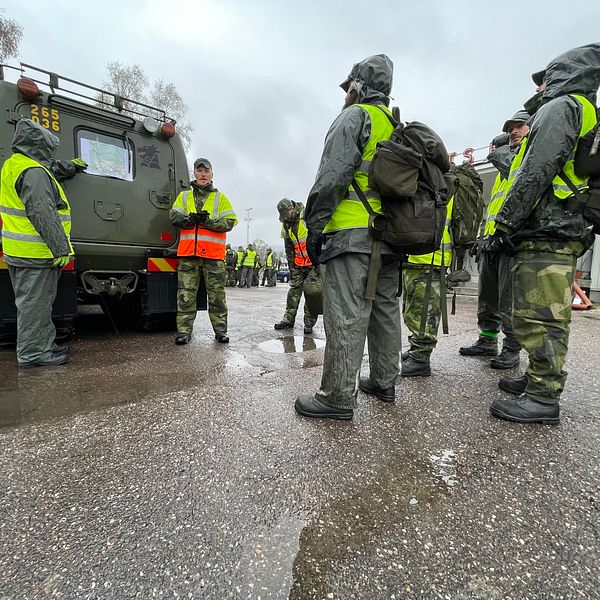 Hemvärnet iklädd gula västar i sökinsatsen av försvunnen person i bergsåker.