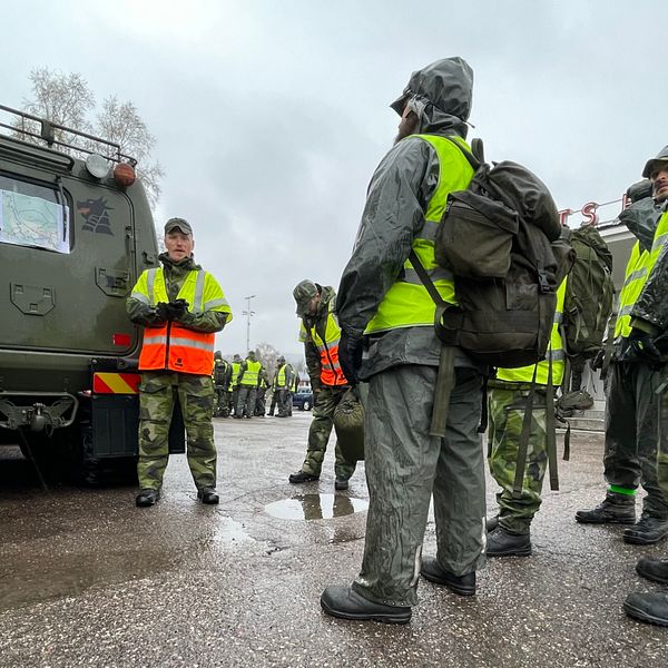 Hemvärnsmän i gula västar