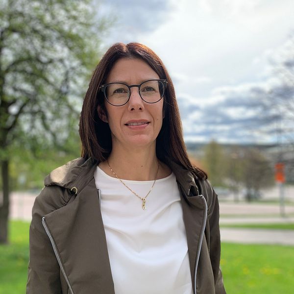 Bodil Hansson (S), kommunrådet står utanför kommunhusets park i Sundsvall.