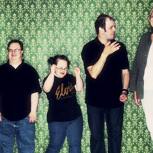 Maja, Mats, Bosse, Toral och Theresia i dokumentärserien Elvis i Glada Hudik.