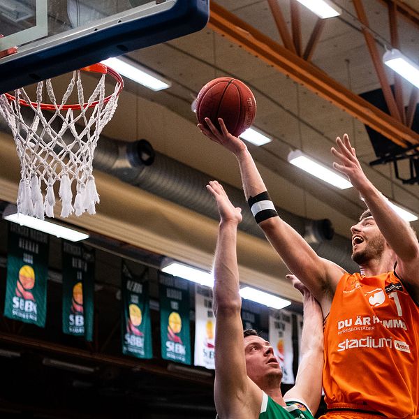 Norrköpings Adam Ramstedt går mot korgen i den första finalmatchen.