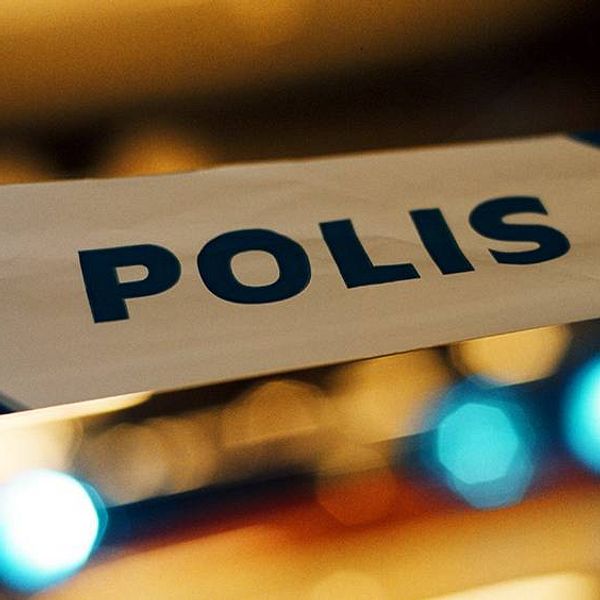 Polis. Avspärrning. Blåljus.