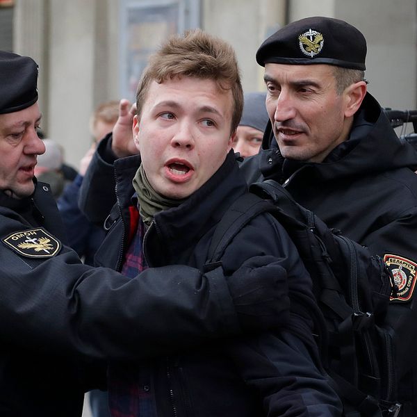 Roman Protasevitj i samband med att han grips under en protest i Minsk 2017.