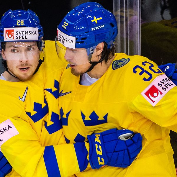 Jesper Frödén (vänster) jublar tillsammans med Magnus Nygren efter ett mål mot Schweiz.