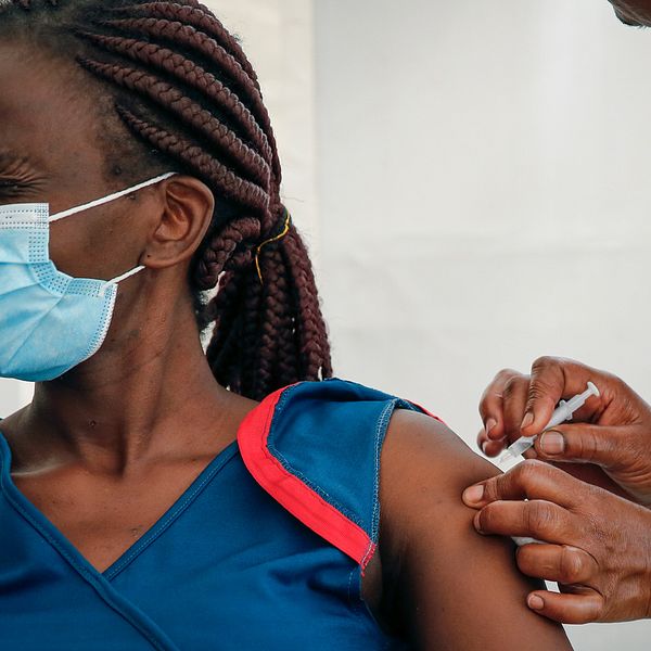 Sjukhuspersonal i Kenya får vaccin som leverats av globala vaccinprogrammet Covax.