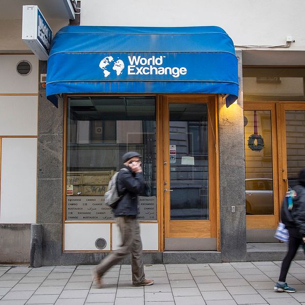 Exteriör av World Exchange, två personer går förbi.