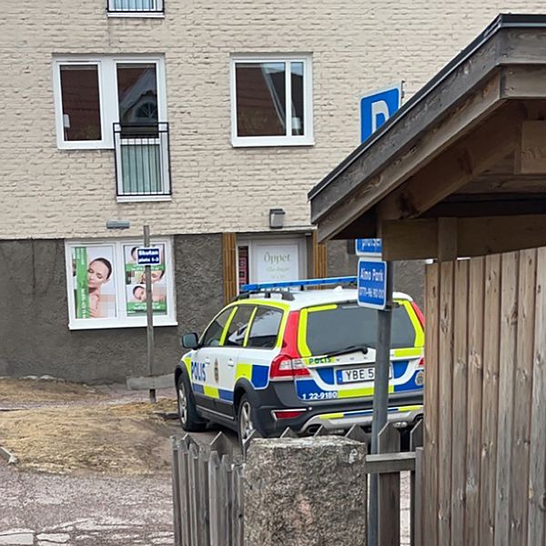 Polisbil står parkerad utanför massagesalong i Karlstad.