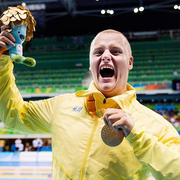 Karl Forsman med sitt guld i Paralympics i Rio 2016