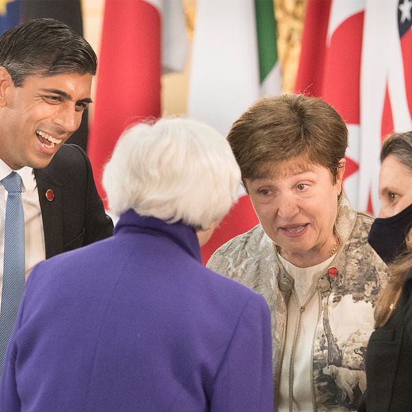 Till vänster Storbritanniens finansminister Rishi Sunak, med ryggen mot kameran: USA:s finansminister Janet Yellen, samt Kanadas finansminister Chrystia Feeland.