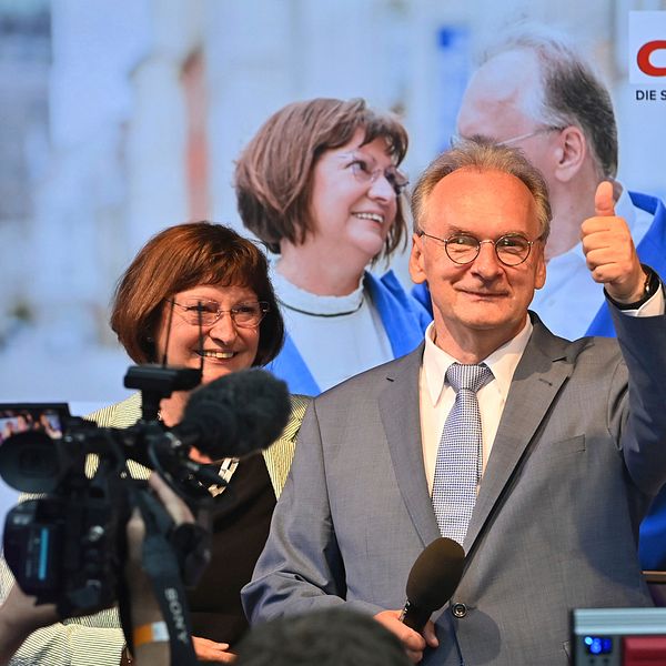 Kvällens segrare i Sachsen-Anhalt Reiner Haseloff (CDU) och hans fru gör tummen upp och ler.