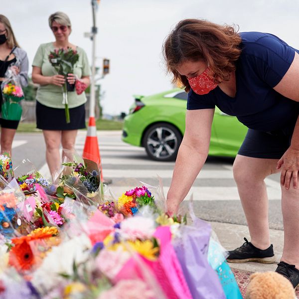 Invånare i London, Ontario, lämnar blommor vid olycksplatsen.
