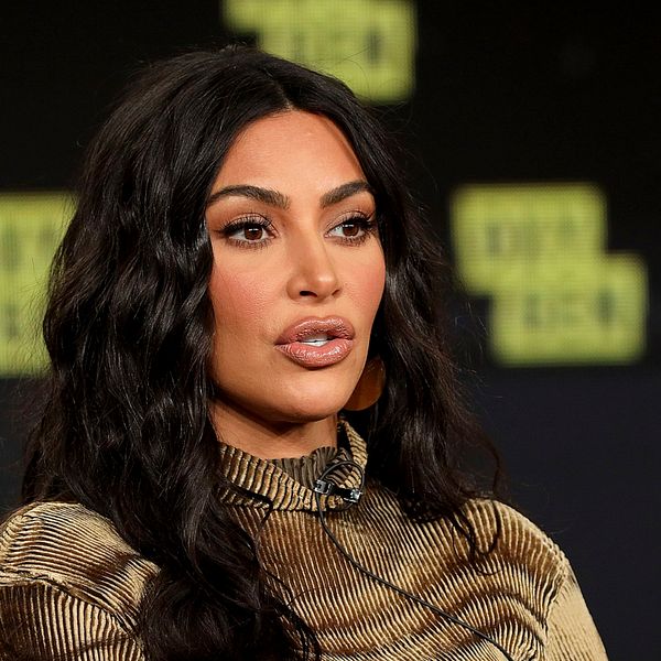 Kim Kardashians podcast ”The System” går om Joe Rogan | SVT Nyheter