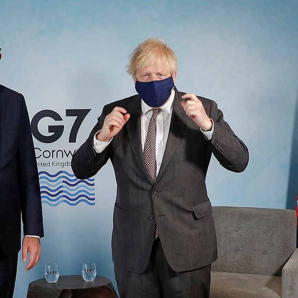 Boris Johnson tillsammans med Ursula von der Leyen och Charles Michel, alla iförd munskydd.