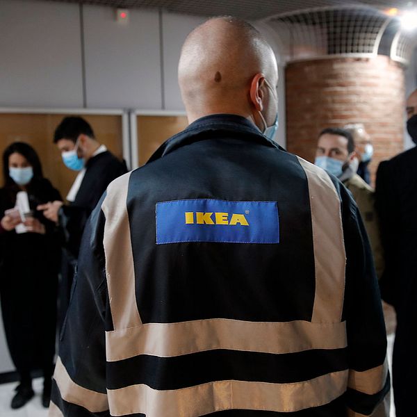 En fransk Ikea-anställd väntar på domen i Versaille utanför Paris