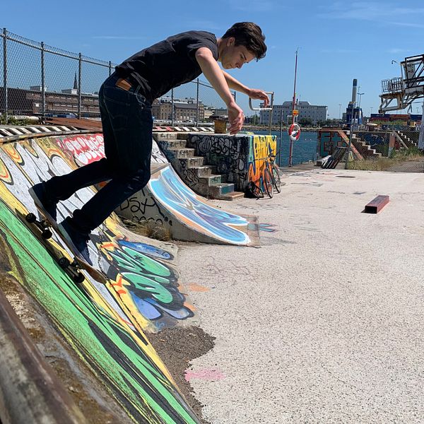 En skateboardåkare åker i en skatepark